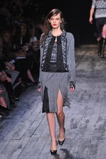 ニナ リッチ 2012-13年秋冬コレクション - 現在と過去を行き来するノスタルジックなコケティッシュガール｜写真8