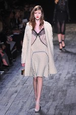 ニナ リッチ 2012-13年秋冬コレクション - 現在と過去を行き来するノスタルジックなコケティッシュガール｜写真16