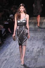 ニナ リッチ 2012-13年秋冬コレクション - 現在と過去を行き来するノスタルジックなコケティッシュガール｜写真24