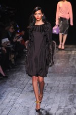 ニナ リッチ 2012-13年秋冬コレクション - 現在と過去を行き来するノスタルジックなコケティッシュガール｜写真25