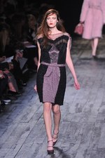 ニナ リッチ 2012-13年秋冬コレクション - 現在と過去を行き来するノスタルジックなコケティッシュガール｜写真50