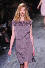 ニナ リッチ 2012-13年秋冬コレクション - 現在と過去を行き来するノスタルジックなコケティッシュガール｜写真53