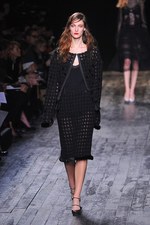 ニナ リッチ 2012-13年秋冬コレクション - 現在と過去を行き来するノスタルジックなコケティッシュガール｜写真61