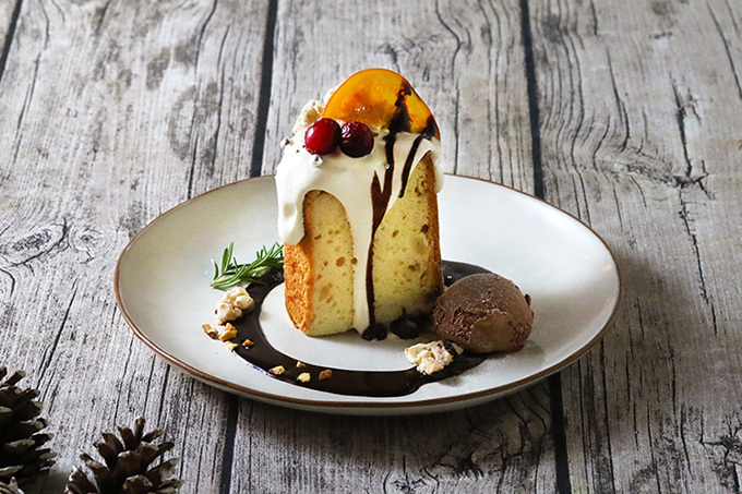 「ピーナッツ カフェ」のクリスマスメニュー、ホワイトチョコのミルクシェイク＆ケーキ｜写真3