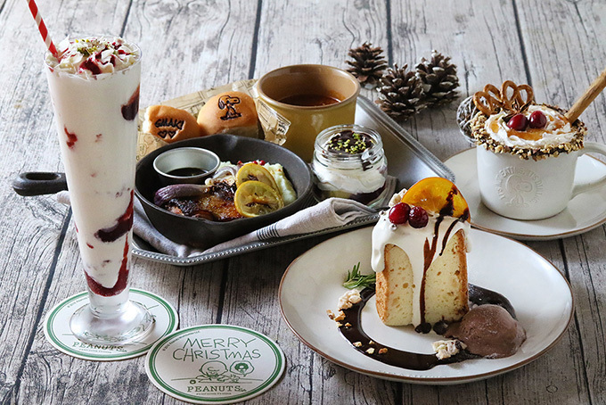 「ピーナッツ カフェ」のクリスマスメニュー、ホワイトチョコのミルクシェイク＆ケーキ｜写真1