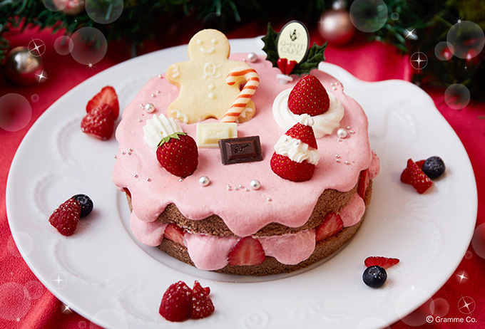 Q-pot CAFE.から苺づくしのクリスマスケーキ、苺のサンタ＆ジンジャーマンをあしらって｜写真1
