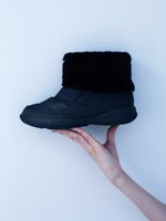 エミ×ザ・ノース・フェイス、エコファーをあしらった防水ヌプシブーティ｜写真4