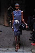 ロエベ(LOEWE) 2012-13年秋冬コレクション - 格調高いモダニティを誇る美しいブラックが印象的｜写真22