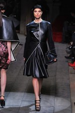ロエベ(LOEWE) 2012-13年秋冬コレクション - 格調高いモダニティを誇る美しいブラックが印象的｜写真34