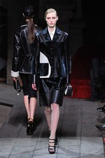 ロエベ(LOEWE) 2012-13年秋冬コレクション - 格調高いモダニティを誇る美しいブラックが印象的｜写真40