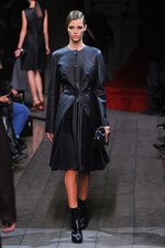 ロエベ(LOEWE) 2012-13年秋冬コレクション - 格調高いモダニティを誇る美しいブラックが印象的｜写真50
