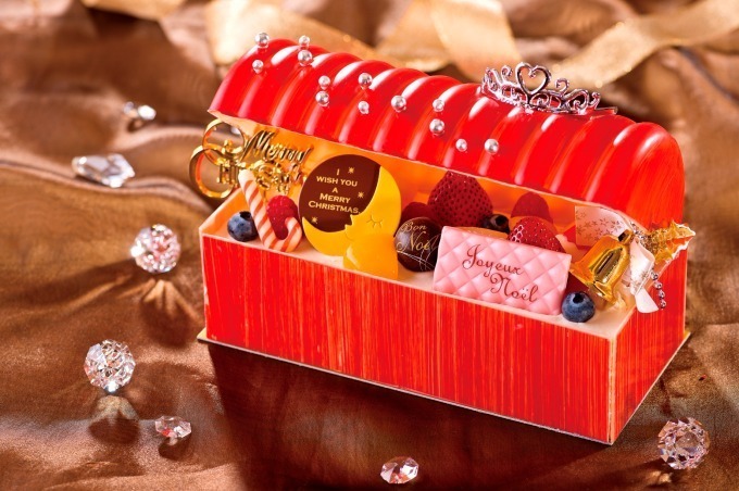 東京ドームホテルのクリスマス 宝石箱のようにイチゴやラズベリーが詰まったショートケーキ ファッションプレス