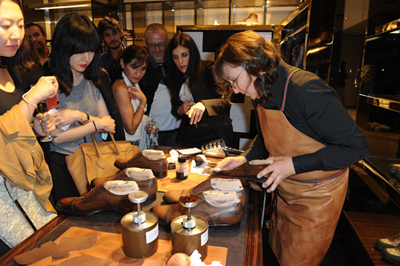 グッチが誇る熟練の職人技を披露する「シューズアルチザン コーナー」日本初開催