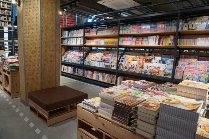 大阪・枚方に「TSUTAYA BOOK GARAGE」誕生、30万冊の書籍販売＆CD/DVDレンタル｜写真3