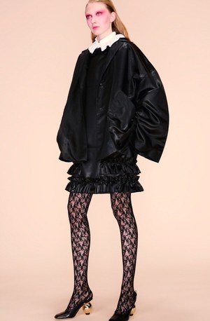 ニナ リッチ 18年リゾートコレクション デコラティブな衣装を纏った知的な道化師 ファッションプレス ニナ リッチ 18年リゾートコレクション デコラティブな衣装を纏った知的な道化師 ファッションプレス