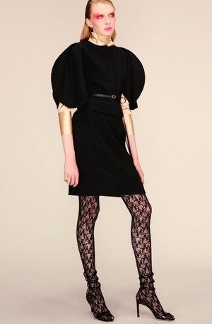 ニナ リッチ 18年リゾートコレクション デコラティブな衣装を纏った知的な道化師 ファッションプレス ニナ リッチ 18年リゾートコレクション デコラティブな衣装を纏った知的な道化師 ファッションプレス