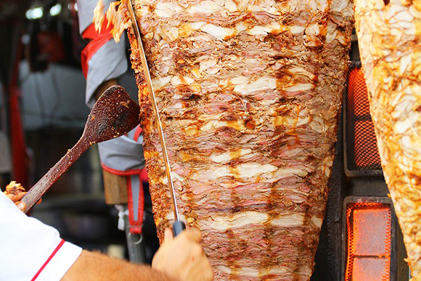 トルコ料理｜有名ケバブ店が一堂に「ケバブグランプリ」が新宿大久保公園で、日本最大級“300kg肉塊”やトルコ酒も