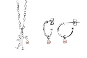 カレン ウォーカーから限定ジュエリー、ピンクパールのネックレスやピアス