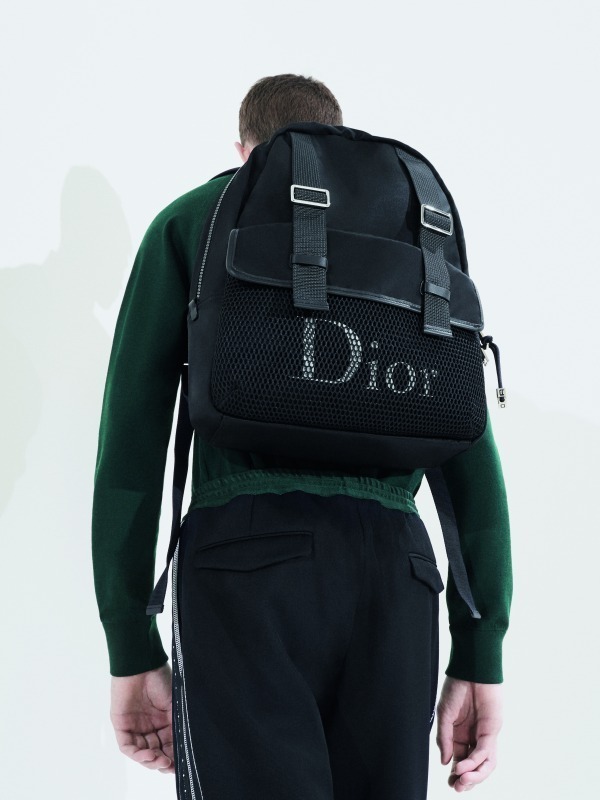 ディオール オムの新作バッグ - 黒地のナイロンキャンバス製バック 