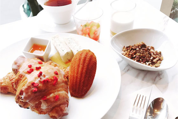 朝食(朝ごはん)｜ピエール・エルメ・パリ青山のリッチな朝食「プティデジュネ」、焼き立てを頬張る贅沢体験