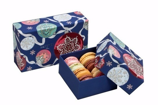 ラデュレのクリスマス限定マカロン - 夜空に浮かぶオーナメントを描いたボックス＆ヘーゼルナッツの香り