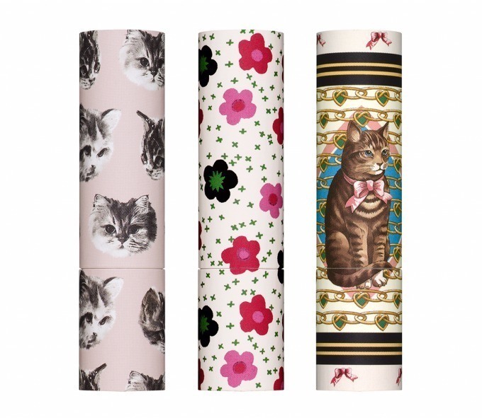 左から) ポール ＆ ジョー リップスティック ケース CS 043、044、045 各1,000円+税<限定品 width="680" height="591">