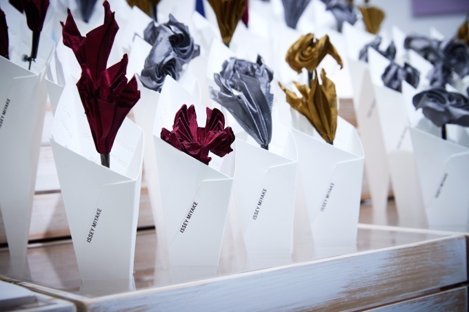 イッセイ ミヤケ(ISSEY MIYAKE) 花のコサージュ｜写真14