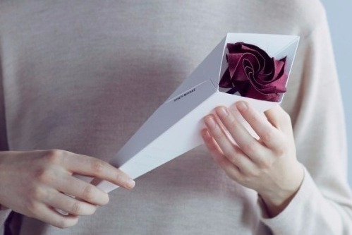 コサージュ｜【インタビュー】イッセイ ミヤケ、クリスマス限定「花のコサージュ」に秘めた想いとは