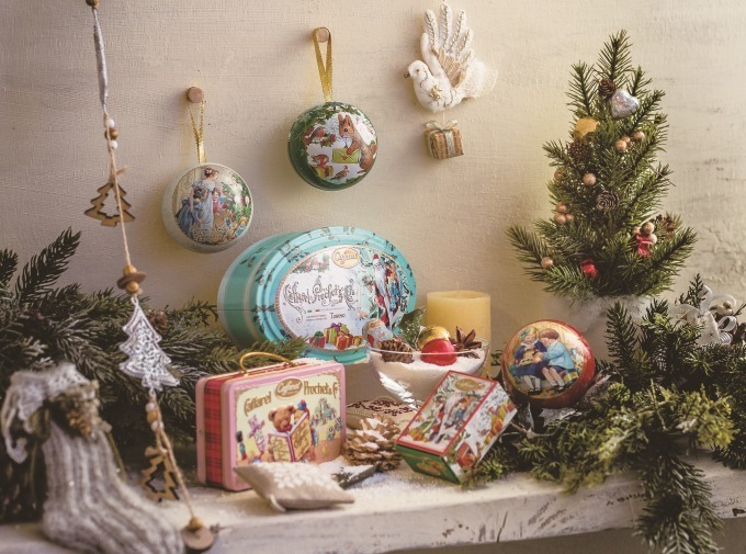 カファレル、クリスマスツリーの「オーナメント」に入ったチョコ＆“くまちゃん”のチョコ缶 | 写真