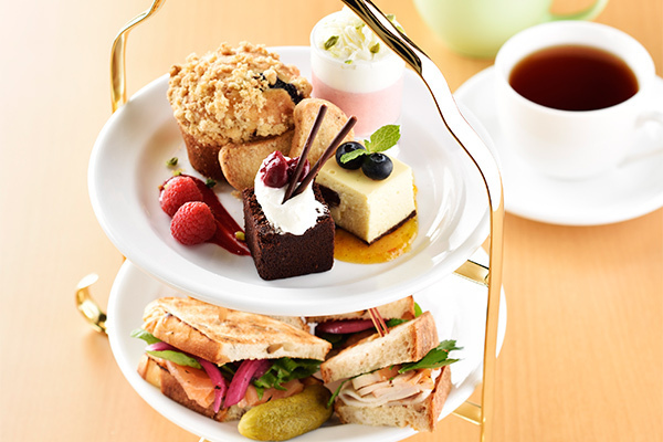 サラベス東京店「アフタヌーンティーセット」ケーキやスコーンなどが演出する楽しいティータイム