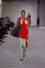 バレンシアガのランドリーバッグ、100%カーフレザーを使用したラグジュアリーな逸品｜写真1