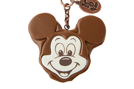 Q-pot.からディズニー「ミッキーマウス」のチョコケーキを表現したアクセサリー