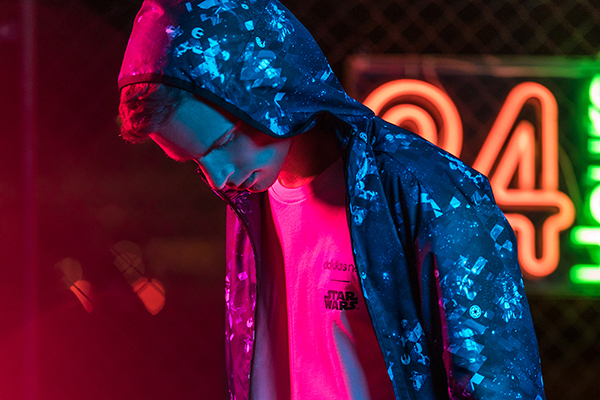 アディダス ネオ×スター・ウォーズ、ダースベイダーやC3POを描いた総柄のジャケットなど