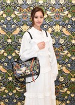 ロエベ　ウィリアムモリス　フォレスト　ポスター　LOEWE  Morris② ロエベから世にも美しく、モードなクリスマスをあなたに