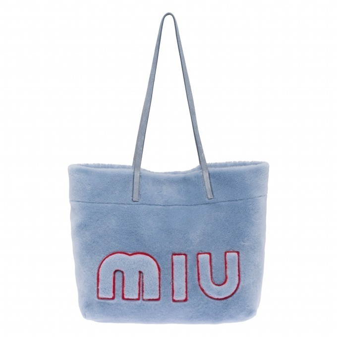 ミュウミュウの新作バッグ「モントーネレター」、ロゴを大胆に配置した 
