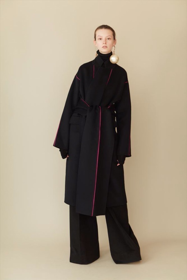 ビューティフルピープルの”畳める”コート、和服のような直線的シルエット＆リバーシブルも｜写真11