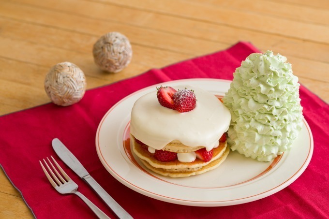 エッグスンシングスのクリスマス、ショートケーキを想わせる苺×クリームチーズのパンケーキなど｜写真1