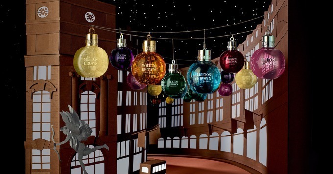 モルトンブラウンのクリスマス、ツリーに飾るボディウォッシュやシャワージェル入りクラッカー風ボックス｜写真1