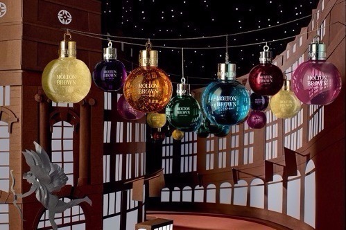 モルトンブラウンのクリスマス、ツリーに飾るボディウォッシュやシャワージェル入りクラッカー風ボックス