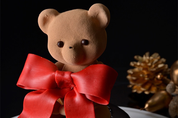 ルワンジュ東京のクリスマス - テディベアが座ったチョコケーキやサンタの帽子型ケーキなど