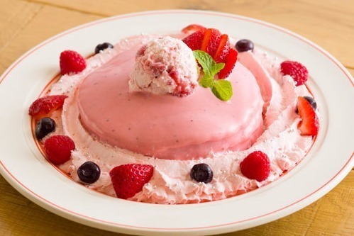 ハワイ｜エッグスンシングス仙台店より「トリプルベリーのリースパンケーキ」登場、旬のイチゴがたっぷり