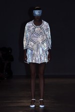 アンリアレイジ(ANREALAGE) 素材と対話するアートとデザイン｜写真2