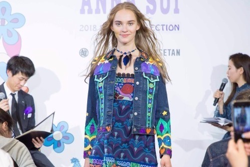エスニック(民族的)｜アナ スイの2018年春夏新作を紹介、手描きプリントを施したリーバイスコラボのデニムジャケット
