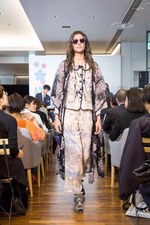 アナ スイの2018年春夏新作を紹介、手描きプリントを施したリーバイスコラボのデニムジャケット｜写真6