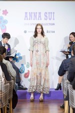 アナ スイの2018年春夏新作を紹介、手描きプリントを施したリーバイスコラボのデニムジャケット｜写真12