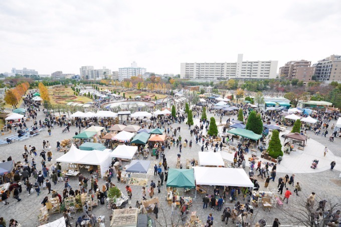 関西蚤の市が兵庫・JRA阪神競馬場内で開催 - アンティーク食器や古着、フードが全国から集結｜写真3