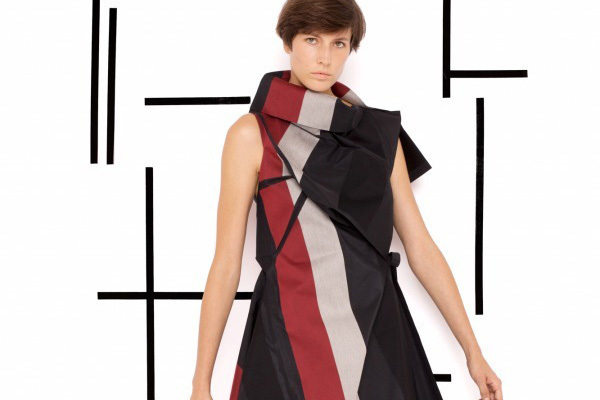 132 5. ISSEY MIYAKEより18年春夏の新作、独特なフォルムのワンピースなど