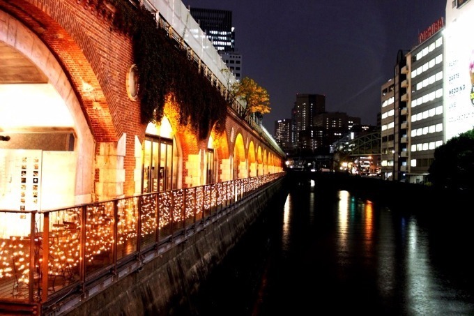 マーチエキュート神田万世橋で冬のイルミネーション - レンガ造りのアーチを照らすメープルカラーの光｜写真3
