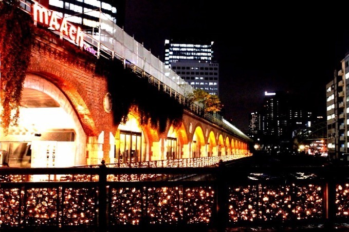 マーチエキュート神田万世橋で冬のイルミネーション - レンガ造りのアーチを照らすメープルカラーの光｜写真2