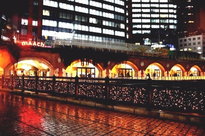 マーチエキュート神田万世橋で冬のイルミネーション - レンガ造りのアーチを照らすメープルカラーの光｜写真1
